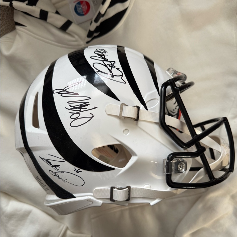 OFFICIAL NFL CINCINNATI BENGALS HELMET (FULL SIZE) ON FIELD PLAYER AUTHENTIC.